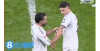 Truyền thuyết kết thúc! Carvajal đeo băng đội trưởng cho Valverde và ôm anh