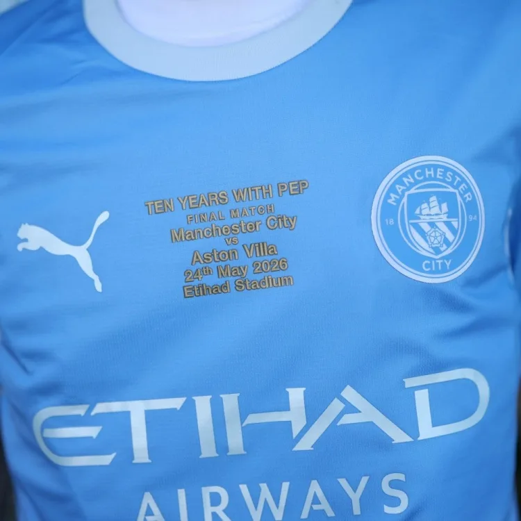 Hãy tưởng nhớ Guardiola! Áo thi đấu trận chung kết Premier League của Man City có in dòng chữ trên ngực: Pep Guardiola 10 năm, trận chiến cuối cùng