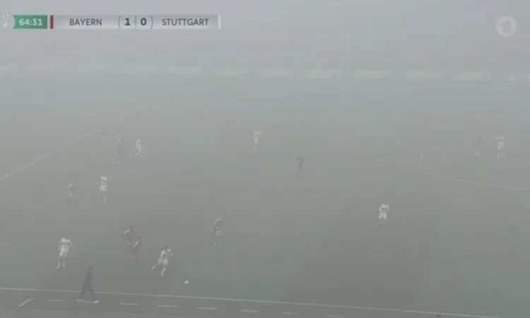 Hoeness: Người hâm mộ cả hai đội đã phá hỏng trận chung kết Cúp quốc gia Đức bằng cách đốt pháo hoa. Không có gì có thể được nhìn thấy trong một thời gian