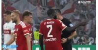Cuối hiệp một, Yupa và Kimmich nói chuyện với trọng tài và dường như có một số phàn nàn về quy mô của quả phạt đền.