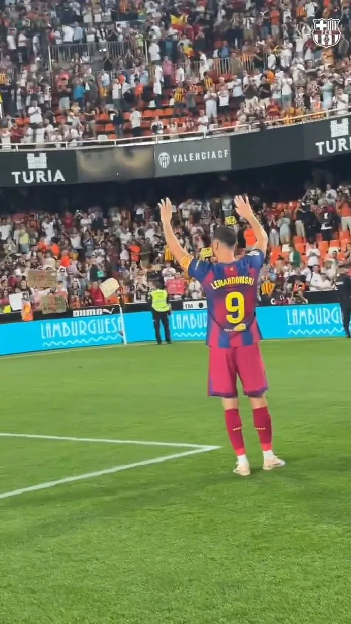 Lewandowski xúc động rơi nước mắt sau trận đấu với Valencia và vẫy tay chào tạm biệt người hâm mộ Barcelona