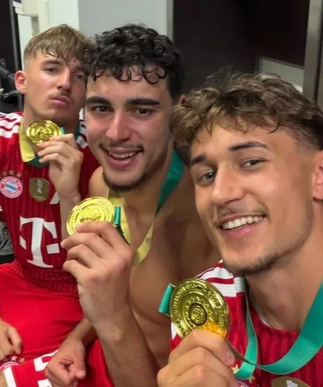 Tiền vệ tráng miệng của Bayern! Karl, 18, Bischoff, 20, và Pavlovic, 22, đều giành huy chương vàng
