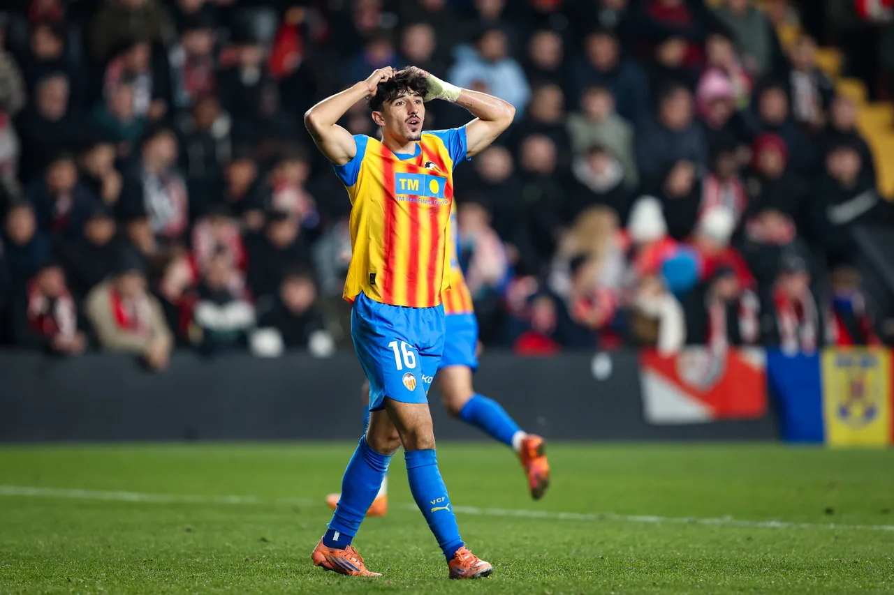 Chính thức: Cầu thủ Diego Lopez của Valencia dính chấn thương dây chằng chéo trước và dự kiến ​​phải ngồi ngoài hơn nửa năm.