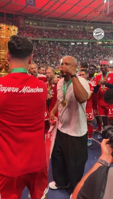 Sau trận chung kết Cúp quốc gia Đức, các cầu thủ Bayern tụ tập quanh huấn luyện viên trưởng của họ để ăn mừng, trong khi khán giả hét lên: Kompany!