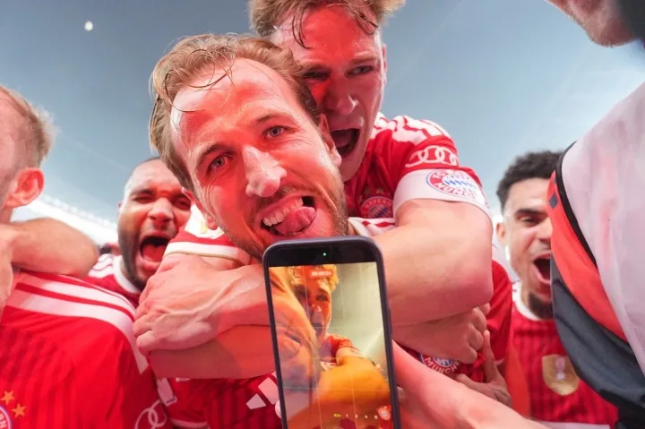 Giành cúp Đức! Các cầu thủ Bayern reo hò cổ vũ và Neuer bị chấn thương cũng tiến vào giữa sân