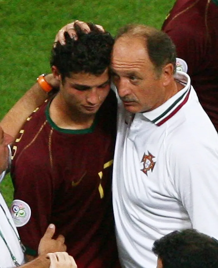 Scolari: Khi bố Ronaldo qua đời, tôi để ông ấy về dự đám tang nhưng ông ấy nói sẽ kết thúc việc thi đấu cho đội tuyển quốc gia trước