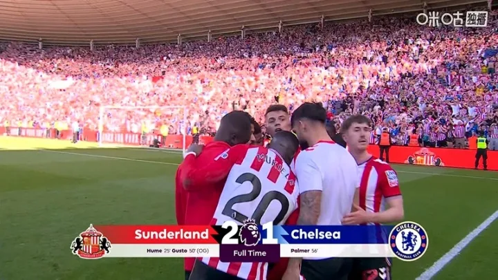 Cấp bách! Cấp bách! Các cầu thủ Sunderland tập trung lại sau trận đấu để xem các kết quả khác và ăn mừng sau khi xác nhận được vào châu Âu.