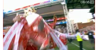 Giấc mơ cuối cùng đã thành hiện thực! Các tướng của Arsenal lần lượt cầm cúp, trong khi Arteta lặng lẽ lau nước mắt bên cạnh