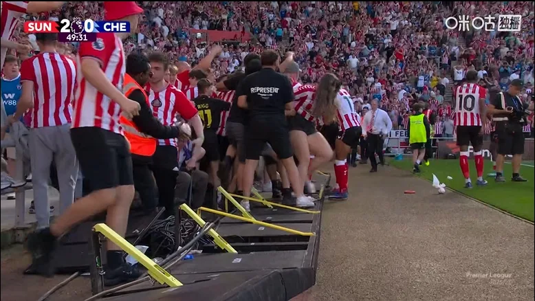 Trình độ chuyên môn châu Âu sắp xảy ra! Cầu thủ và CĐV Sunderland ăn mừng cuồng nhiệt, khán giả trên khán đài bị giẫm đạp
