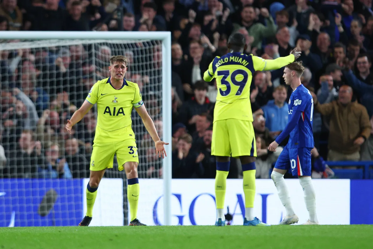 Ly kỳ xuống hạng nhưng... Tottenham đứng thứ 4 từ dưới lên ở Premier League 2 năm liên tiếp, trong khi Man United xếp thứ 15 → thứ 3 trong cùng thời kỳ