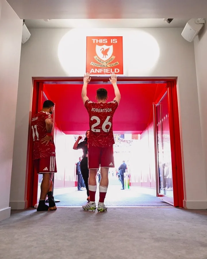 Liverpool chính thức đăng ảnh Salah, Robertson và huy hiệu của đội bóng kèm dòng chú thích: Hai huyền thoại!