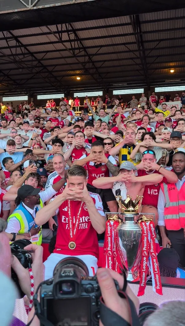 Video chính thức của Arsenal: Nước đi mang tính biểu tượng của Jocles, ăn mừng chức vô địch Premier League cùng người hâm mộ