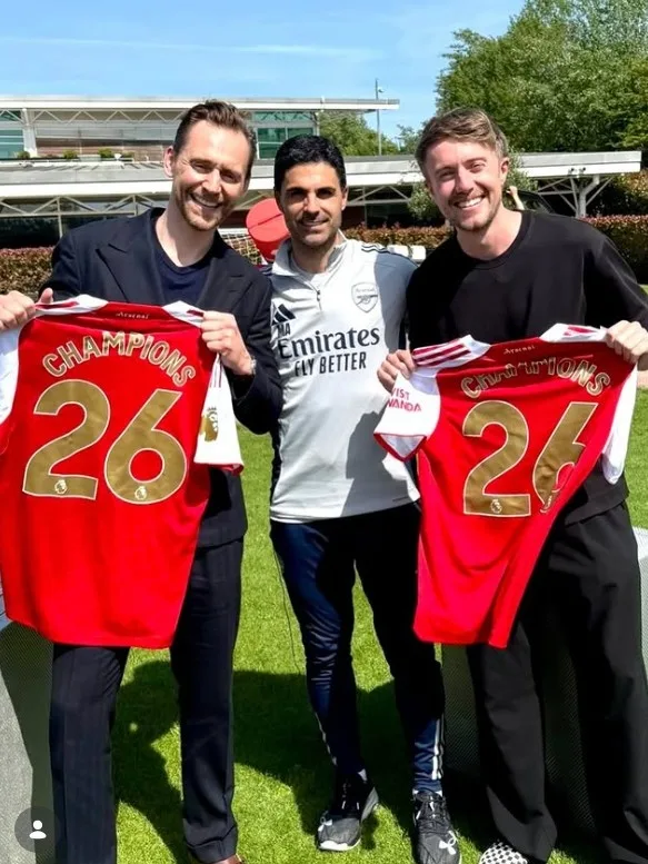 Tom Hiddleston gặp Arteta và nhận áo kỷ niệm chức vô địch của Arsenal