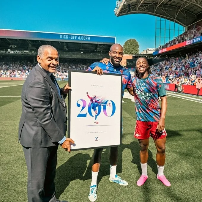 Mateta được vinh danh trước 200 trận trong sự nghiệp ở Crystal Palace, đồng đội cũ Eze bước tới chụp ảnh tập thể.