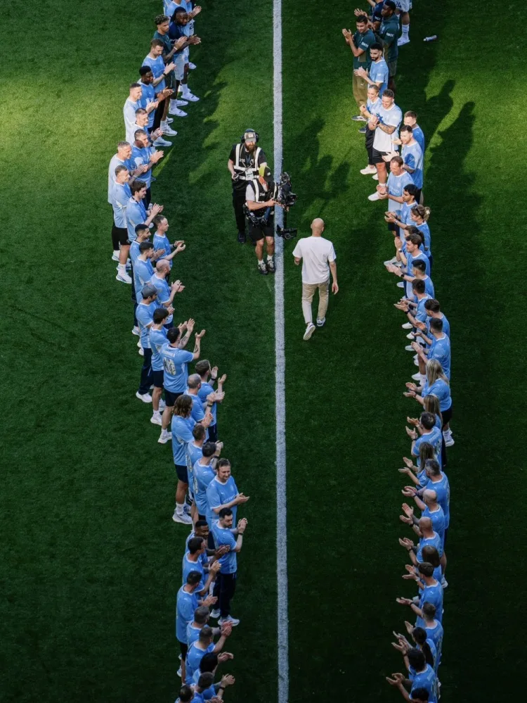 Mạng xã hội chính thức của Man City đăng ảnh tạm biệt Guardiola: Tuyệt vời nhất