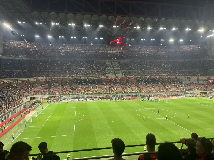 Tức giận! Cổ động viên AC Milan hét lên sau trận đấu: 11 tên ngốc, đội này không xứng với chúng ta, ông chủ cút đi!