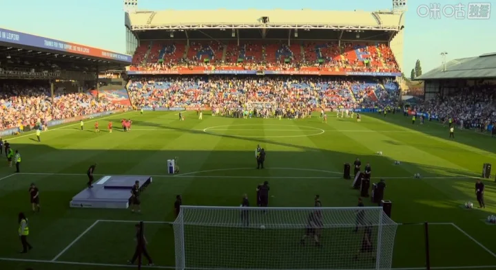 Những người hâm mộ súng, hãy đợi một lát! Lễ ăn mừng sau trận đấu tại Crystal Palace sắp kết thúc và bục giảng đã được dựng sẵn ở sân vận động
