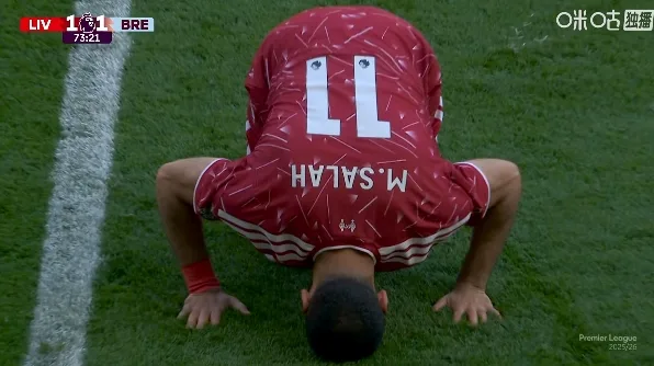 Hôn bãi cỏ Anfield! Salah được thay ra ở trận chia tay, chính thức kết thúc 9 năm sự nghiệp ở Liverpool