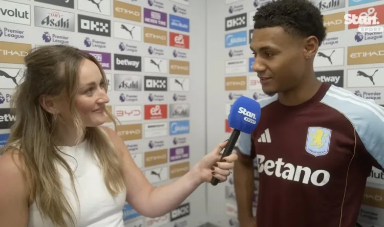 Watkins: Việc xếp hàng để tri ân hai người hùng của Man City là điều đương nhiên. Chúng tôi muốn bày tỏ sự tôn trọng của chúng tôi.