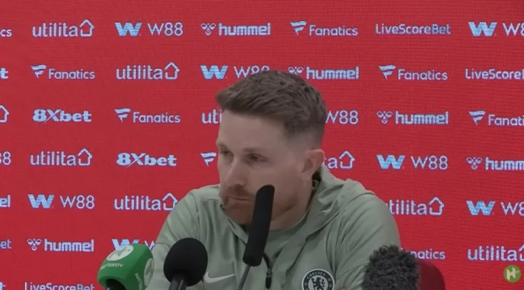MacFarlane: Nó có đẳng cấp Champions League nhưng kết thúc đáng thất vọng. Mùa đỏ đã kéo đội bóng đi xuống. (10) (11)
