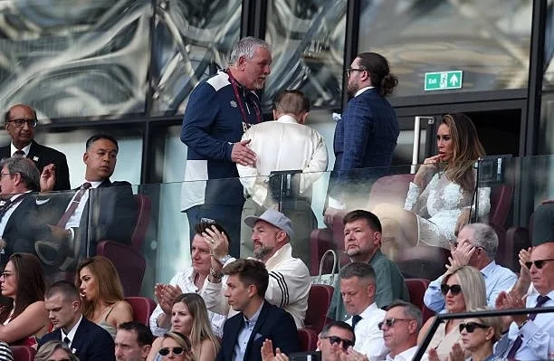 The Sun: Sau khi bị chỉ trích, vợ chồng chủ tịch West Ham United rời sân sớm ở trận chung kết