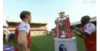 Thật nặng nề! Odegaard lần đầu hạ bệ cúp kg 15.9 và nâng cúp vô địch Ngoại hạng Anh