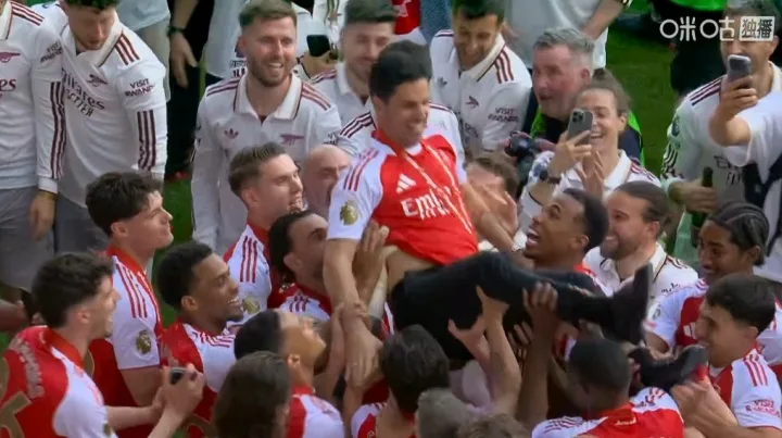 Huấn luyện viên vô địch của chúng tôi! Trong lễ ăn mừng sau trận đấu, các cầu thủ Arsenal tung Arteta lên trời