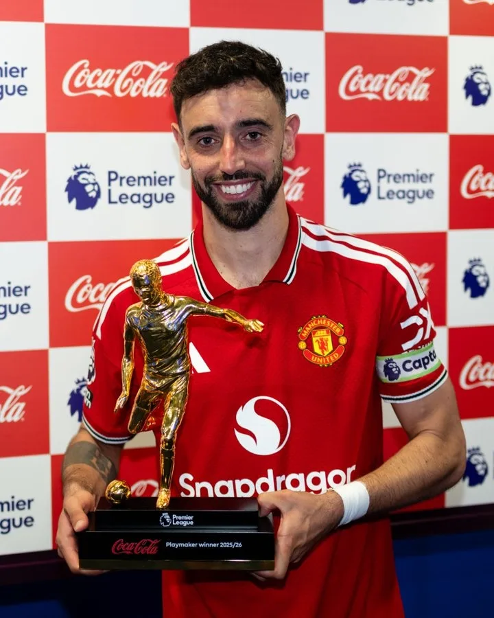 21 giúp lập kỷ lục mới tại Premier League! Bộ ảnh chính thức của MU, phí B nhận cúp Tiền vệ tổ chức xuất sắc nhất mùa giải