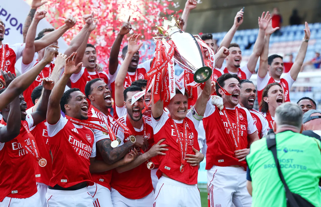Niềm vui của việc cắn huy chương! Tweet chính thức của Premier League tung ra ảnh hậu trường ảnh hóa trang chiến thắng của Arsenal