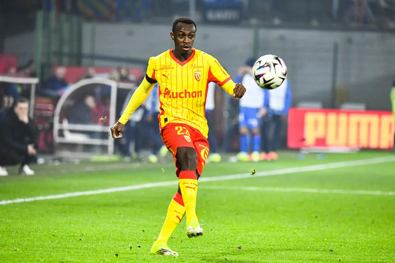 L'Equipe: Hộ chiếu của hậu vệ Abdelhamid của Lens đã bị đánh cắp và báo cáo của anh ấy với đội tuyển quốc gia Ả Rập Xê Út bị hoãn lại