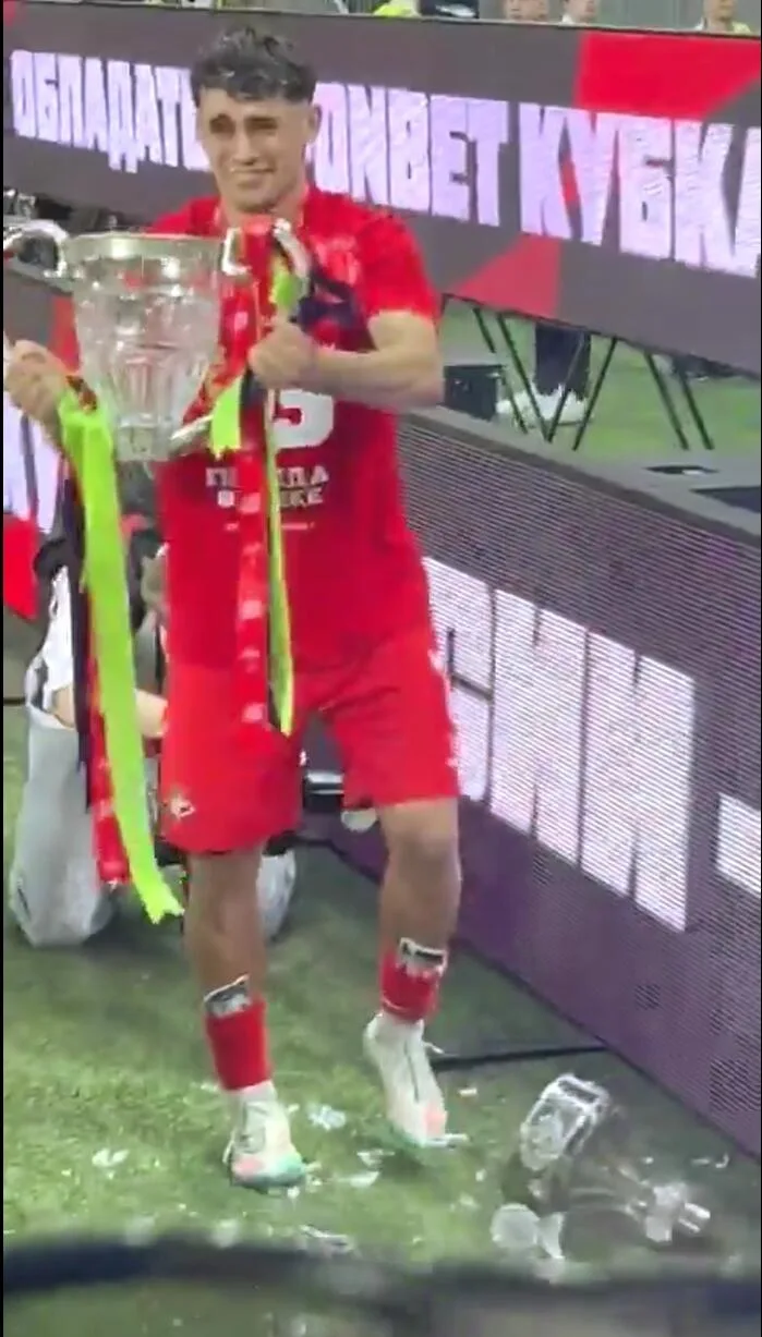Truyền thông nước ngoài: Cầu thủ Solari của Spartak Moscow vô tình làm vỡ cúp Cup Nga