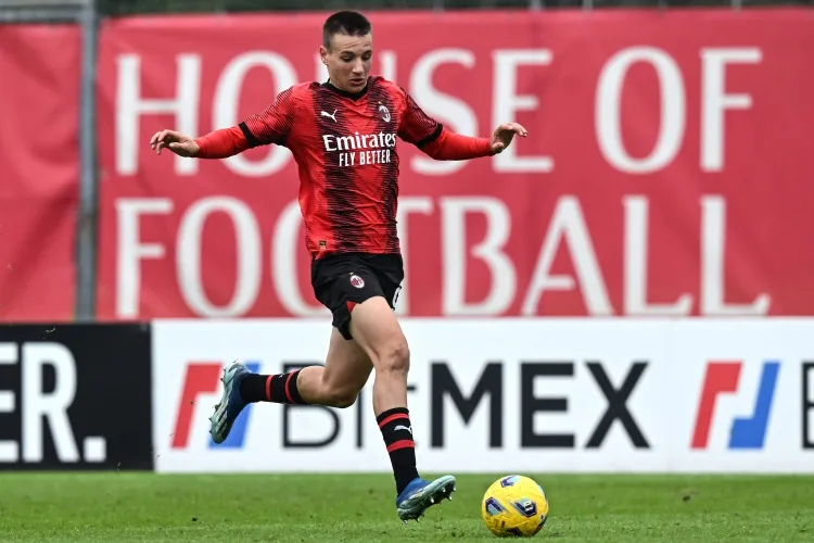 Kamada: Tôi rất tiếc vì AC Milan đã bỏ lỡ suất tham dự Champions League. Tôi là fan số một của AC Milan.