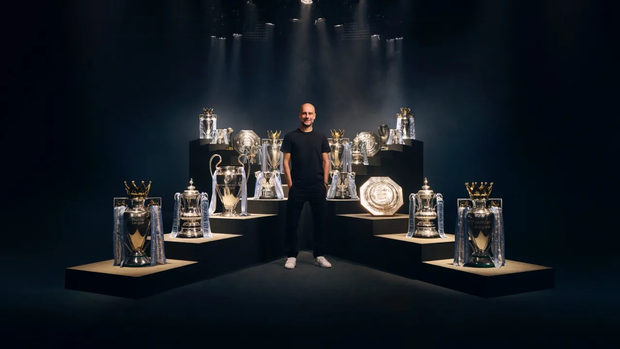 Vô số vinh dự! Bài đăng chính thức của Man City đăng ảnh Guardiola với chiếc cúp, chia tay HLV huyền thoại