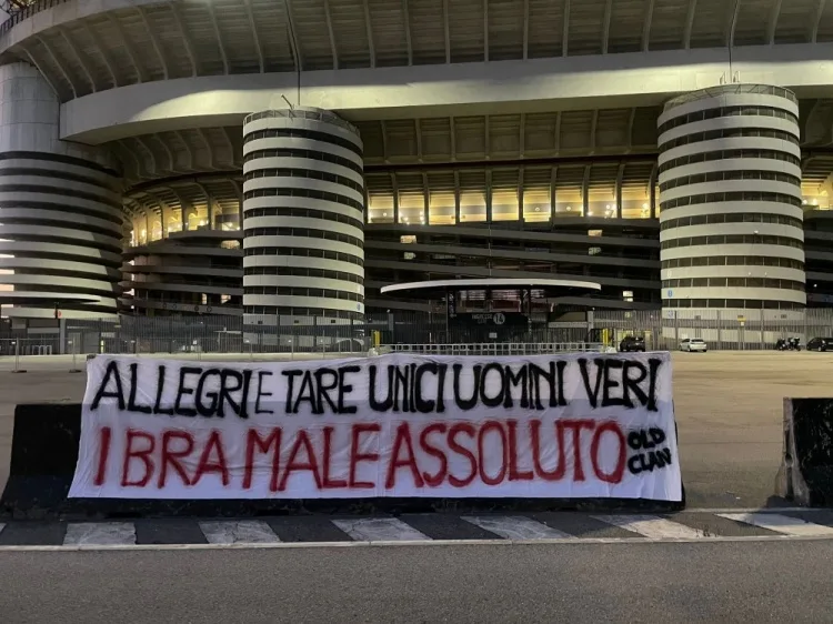 Fan Milan giăng biểu ngữ: Allegri và Tare là hai người đàn ông thực sự duy nhất, Ibrahimovic là ác quỷ tuyệt đối