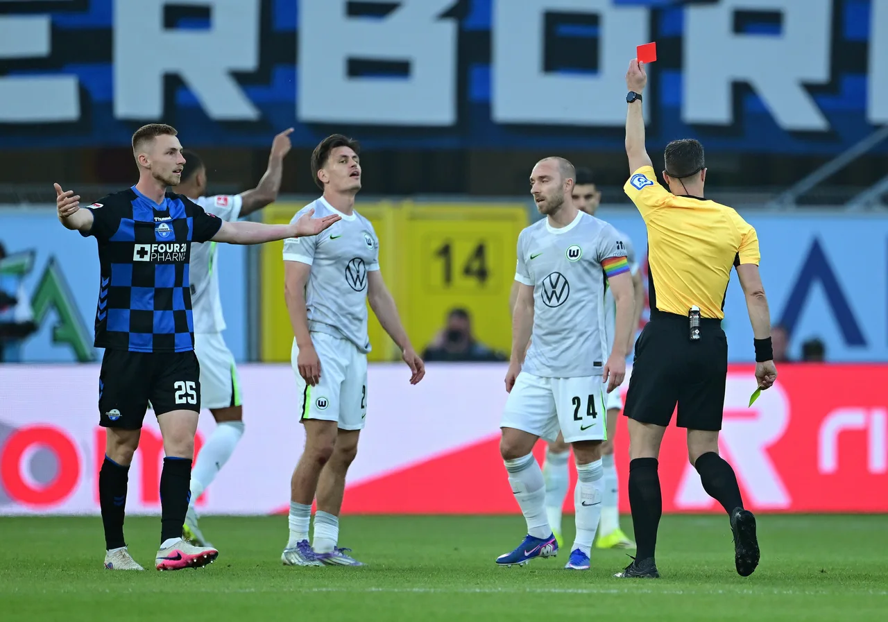 Hiệu suất bí mật! Mele nhận hai thẻ vàng và bị đuổi khỏi sân trong vòng 3 phút. Wolfsburg sớm chơi ít hơn một cầu thủ và bị đảo ngược và xuống hạng.