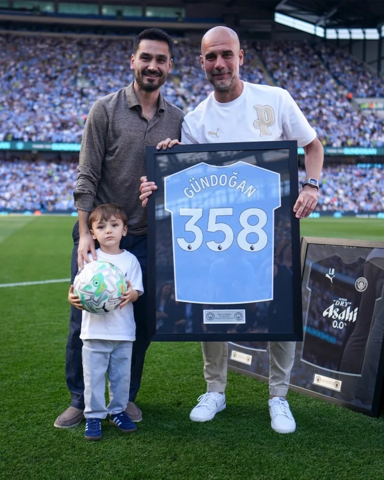 Gundogan đăng ảnh Manchester City trở về nhà: Một ngày tuyệt vời! Cảm ơn mọi người vì đã làm cho ngày Chủ nhật thật đặc biệt