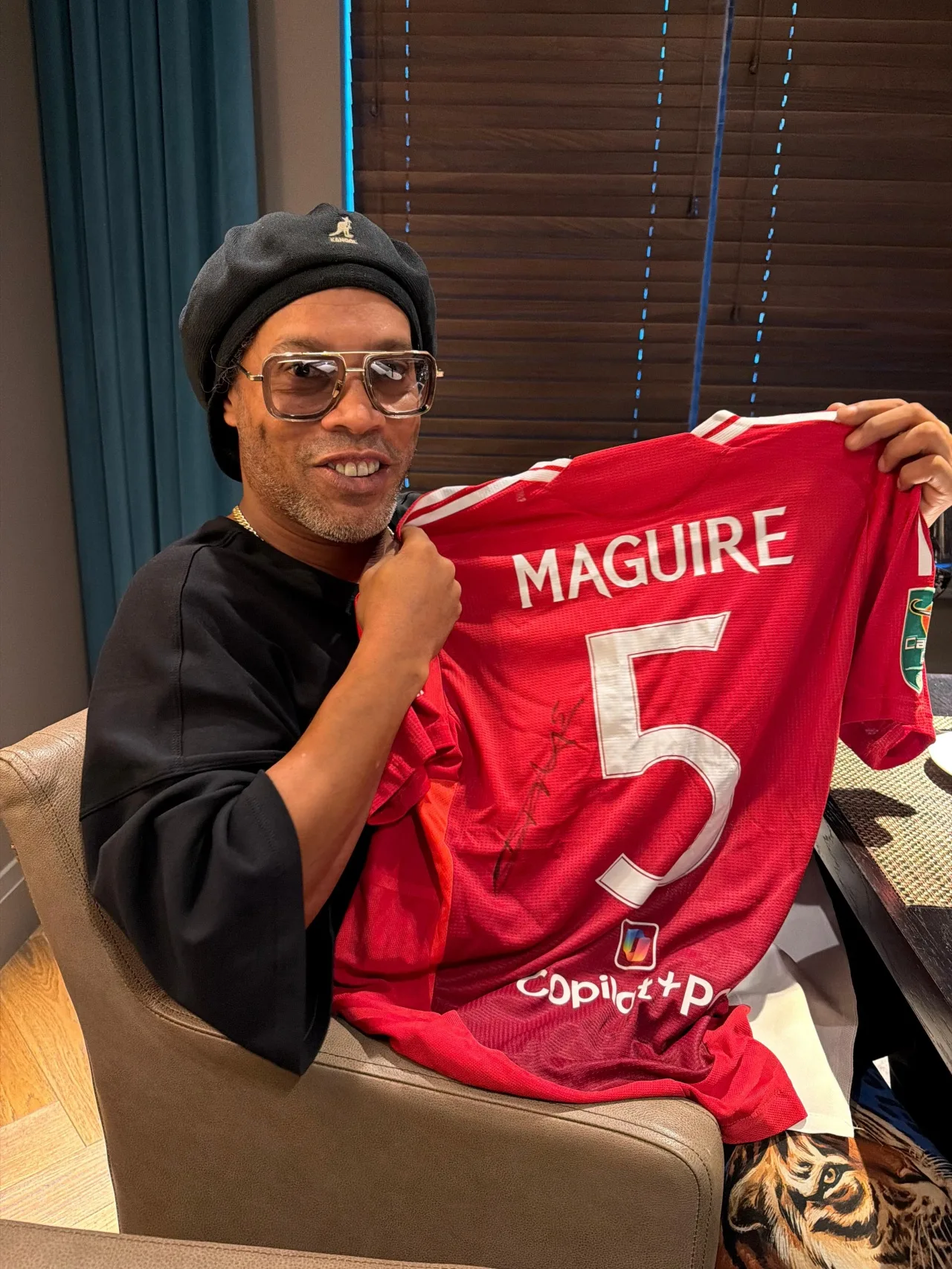 Không phải AI! Ảnh chính thức của Manchester United: Ronaldinho tạo dáng bên áo đấu của Maguire