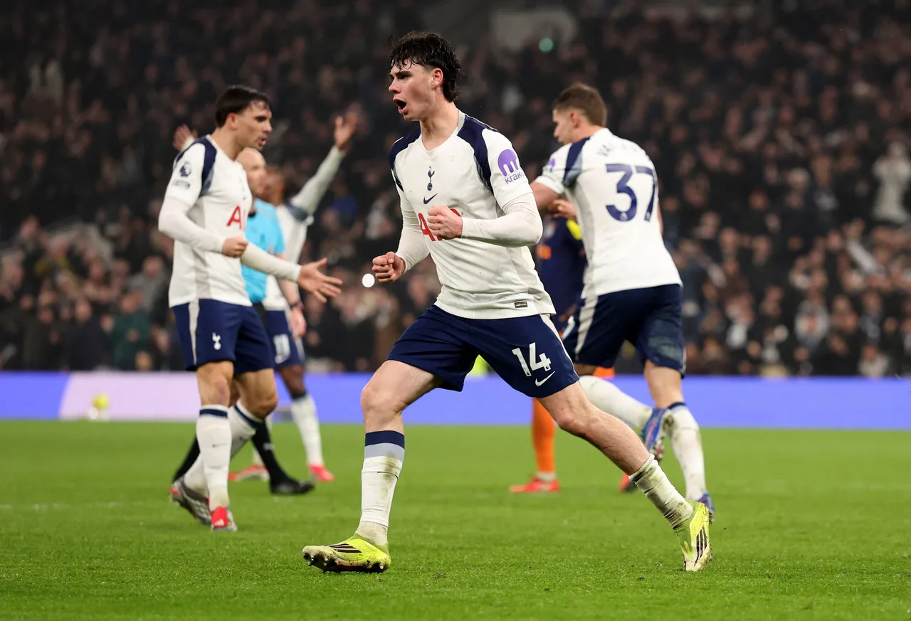 Danh hài châm biếm: Tottenham hay nhất mùa giải cạnh tranh khốc liệt, chỉ Gray và Maddison nên ở lại