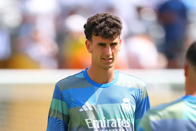 Phóng viên: Chelsea khơi lại mối quan tâm với hậu vệ Jacob Ramon của Como, nhưng Real Madrid có quyền mua lại
