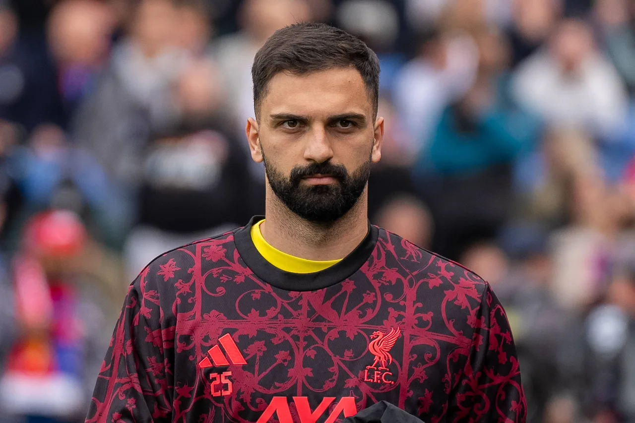 Thủ môn Mamardashvili của Liverpool bị phạt và trừ điểm vì nhìn vào điện thoại khi lái xe trên đường cao tốc