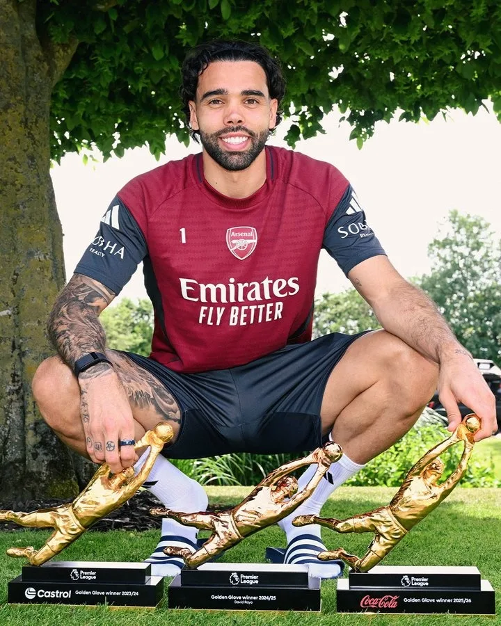 Đăng quang ba lần! Twitter chính thức của Arsenal đăng ảnh Raya với 3 giải Găng tay vàng Premier League