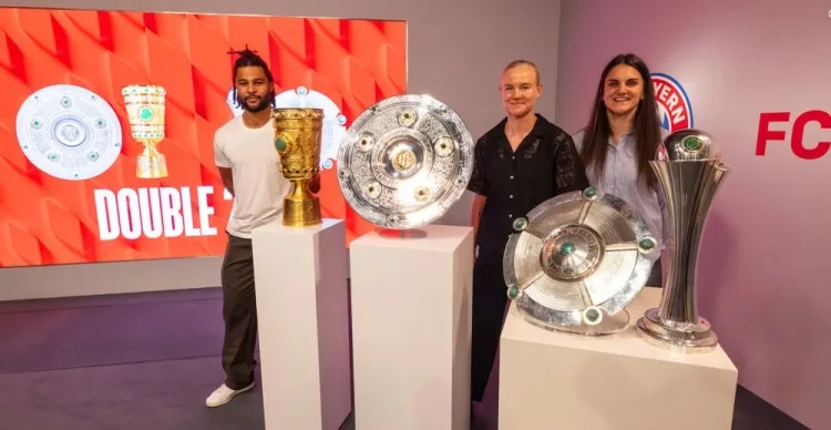 Đội tuyển bóng đá nam và nữ Bayern Munich giành cú đúp, Gnabry trưng cúp vô địch tại Bảo tàng Bayern Munich