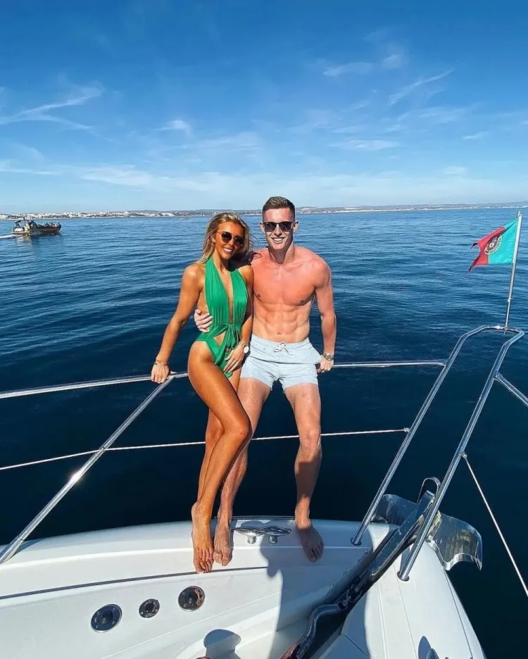 The Sun giới thiệu về vợ của Dean Henderson: cô ấy có phong cách trầm tính, họ kết hôn năm 22 và có hai con.