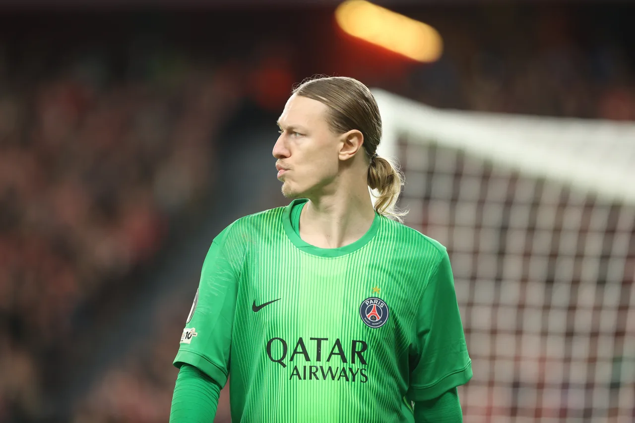 Cựu thủ môn Pháo thủ: Safonov là điểm yếu của PSG và Arsenal nên gây áp lực lên anh