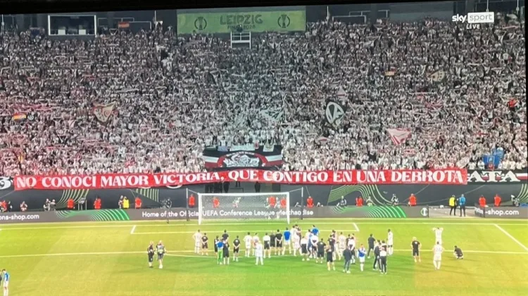 Cảm động! Biểu ngữ của người hâm mộ Rayo Vallecano: Thất bại với bạn còn hơn bất kỳ chiến thắng nào
