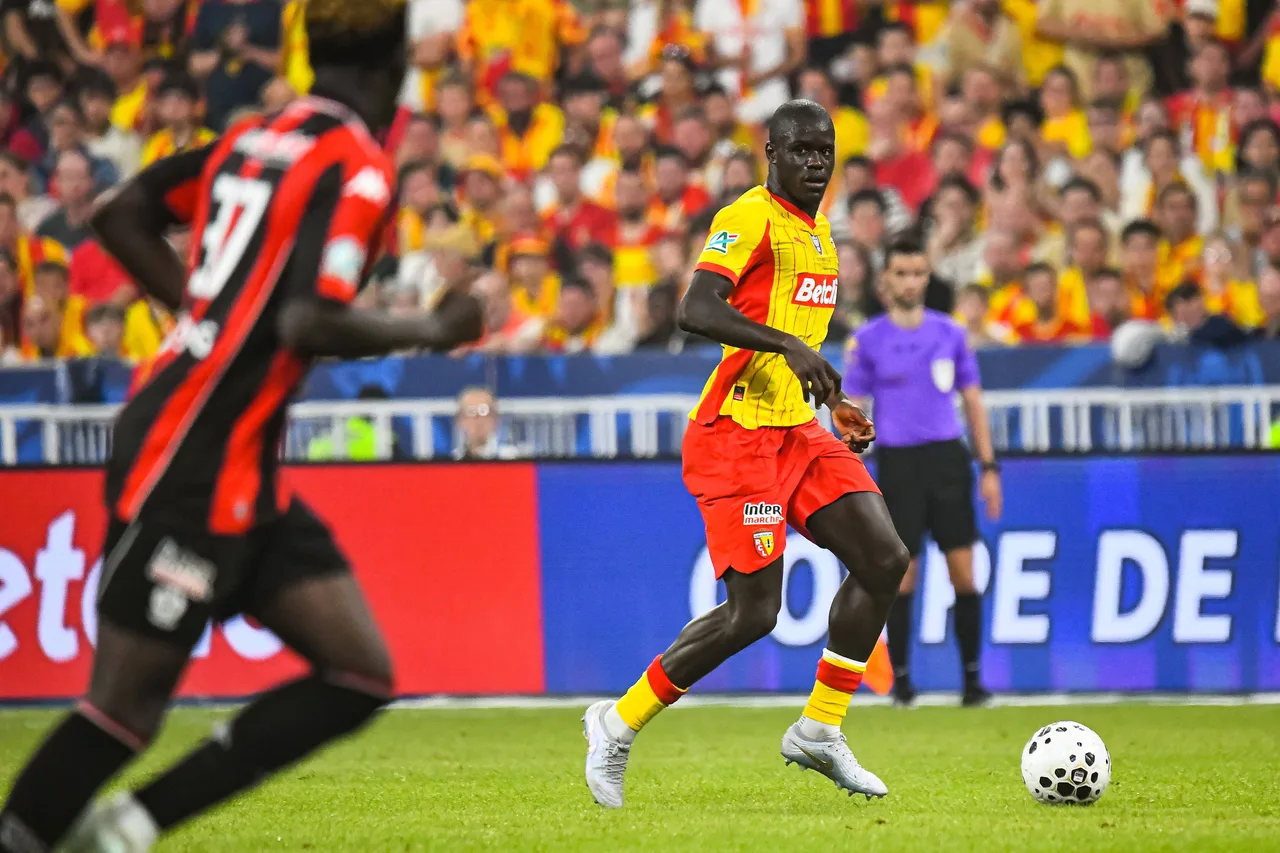 Phóng viên: Trung vệ Sarr của Lens đã thay đổi người đại diện, các câu lạc bộ Crescent và Premier League quan tâm đến anh ấy