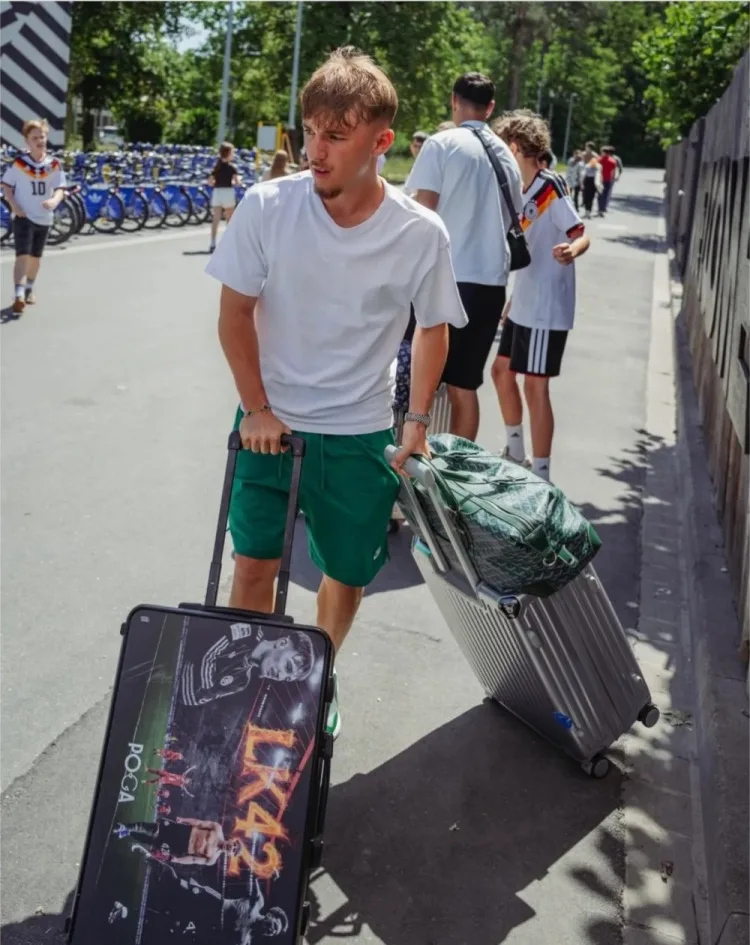 Bild: Karl mang theo vali tùy chỉnh để check-in cùng đội tuyển Đức, có thể kết nối với PS5 để chơi game