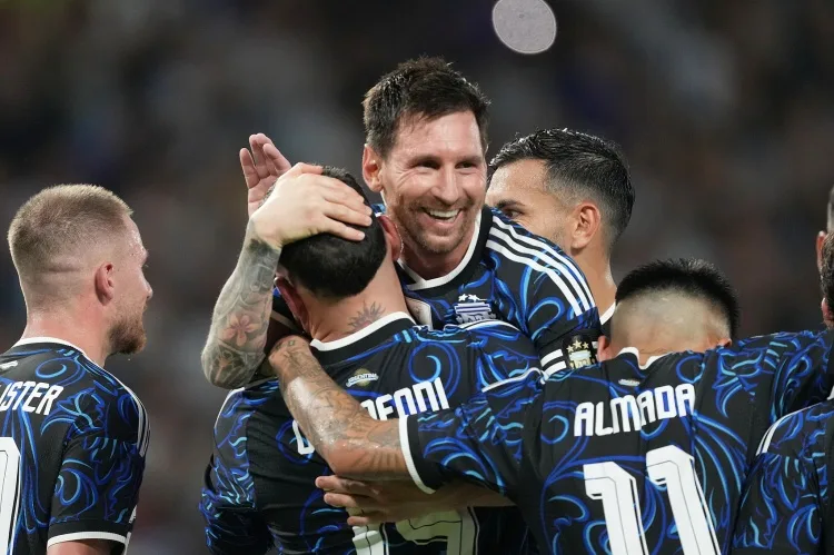 TyC phân tích đội hình xuất phát trận 1 của Argentina: Messi dẫn đầu, có Otamendi và Almada trong danh sách