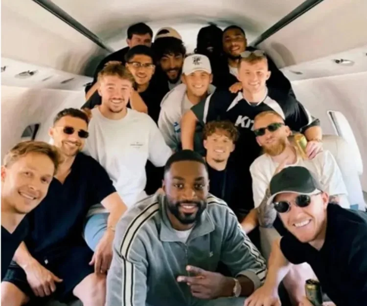 The Sun: Các cầu thủ Hull City tới Las Vegas ăn mừng thăng hạng nhưng mắc kẹt ở sân bay do hoãn chuyến