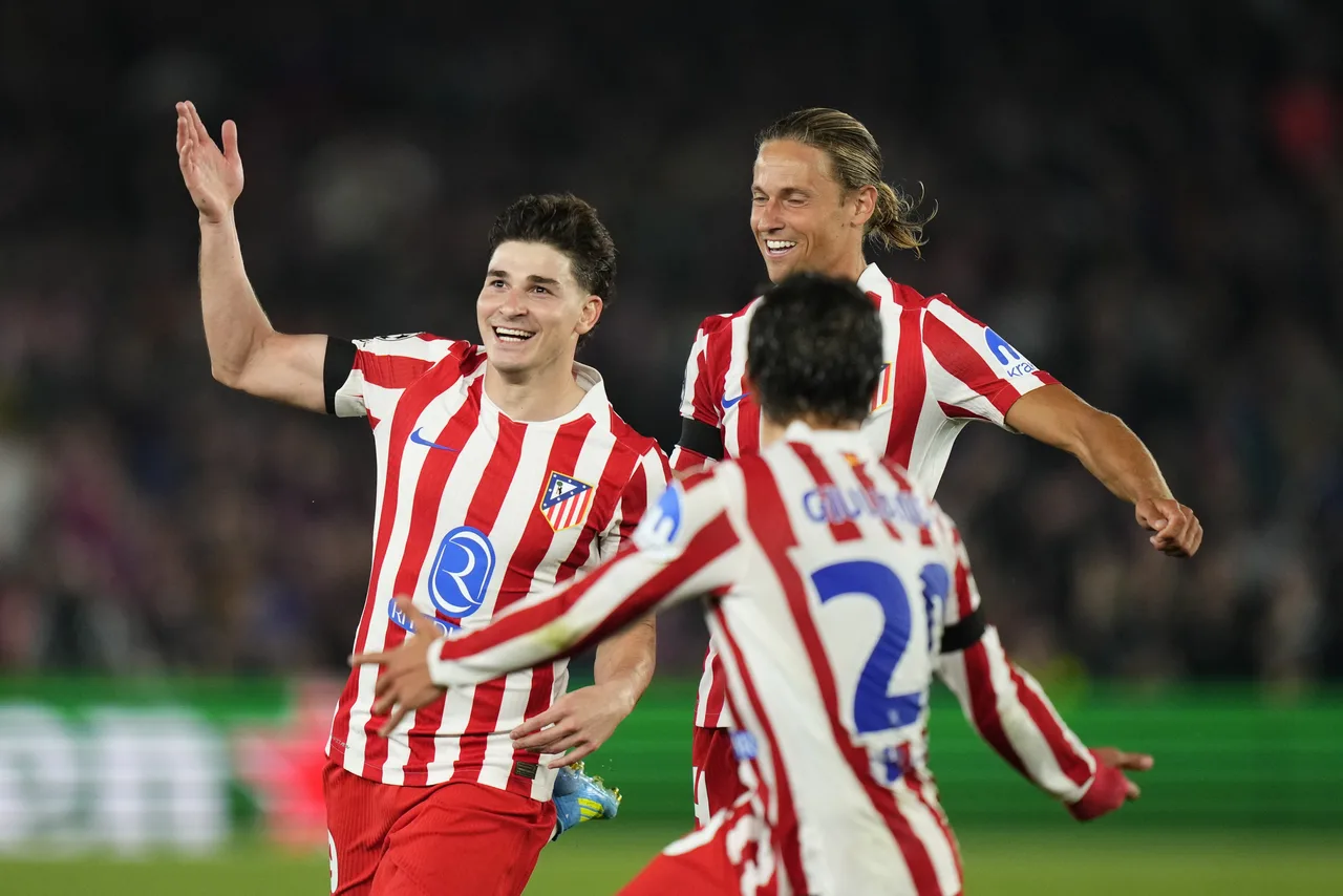 Phóng viên: Barcelona ra giá 1 triệu euro cho Alvarez, trong khi Atletico Madrid yêu cầu hơn 1.2 triệu euro.